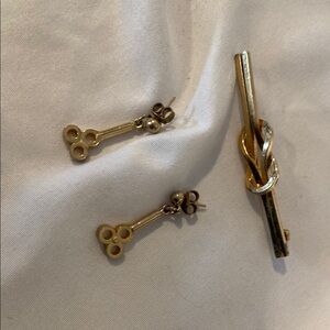 Bar pin and ‘key’ earrings
Costume accessories.